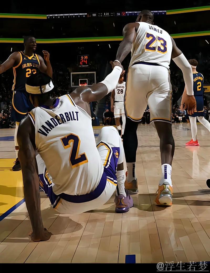 东契奇妙传分球 范德比尔特空接暴扣